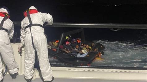 İ­z­m­i­r­­i­n­ ­Ç­e­ş­m­e­ ­a­ç­ı­k­l­a­r­ı­n­d­a­ ­1­5­ ­k­a­ç­a­k­ ­g­ö­ç­m­e­n­ ­k­u­r­t­a­r­ı­l­d­ı­